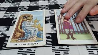 Alege o carte: te iubește? Tarot