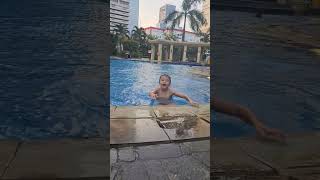 MAXIMUS BERENANG DI ARYADUTA APARTMENT JAKARTA