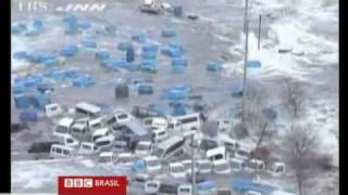 Japão: Tsunami arrasta centenas de carros em 11.03.2011 (BBC Brasil)