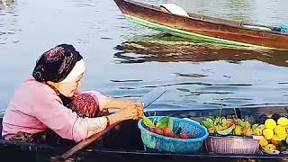 Nenek tua di pasar terapung Lok Baintan Banjarmasin Kalimantan Selatan