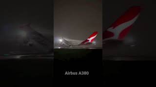 Airbus A380 despegando en medio de la noche lluviosa ✈️