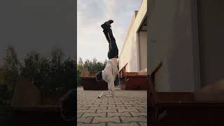 variable steps in a handstand 2 #calisthenics #fitness