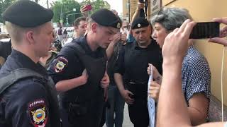 Задержание Анны Наринской на пикете в поддержку Ивана Голунова