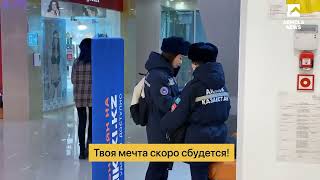 Редакция Aqmola News подготовила записки с пожеланиями случайным прохожим