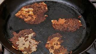 Een aangebrande geëmailleerde steelpan van binnen en buiten schoonmaken