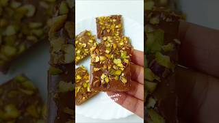 Dates chocolate bar with pista #trending #shorts #recipe #ytshorts #chocolate #date #sweet #tasty