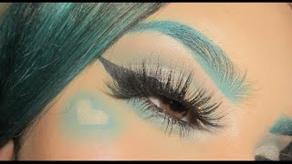 Blue eyebrows | Glitter cut crease