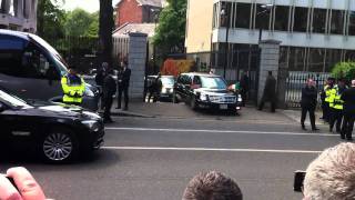 President Obama's limo gets stuck in Dublin (View #2)