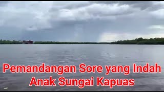 Pemandangan Sore yang Indah Anak Sungai Kapuas