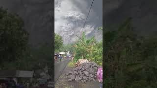 Gunung Semeru Meletus