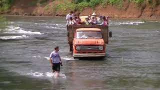 Motorista de coragem desafia as correnteza do rio Cantu e passa de caminho pelas águas