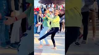 Jhoome Jo Pathaan 💚 #publicreaction #danceinpublic #kanchanpatwa #youtubeshorts #jhoomejopathaan #kp