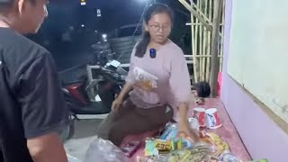 kira-kira teh kokom mau ngambil untung berapa kalau warungnya Uda buka