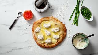 Svensk pizza med löjrom, smetana och potatis – bakad på Kungsörnens Pizzamjöl