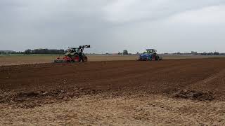 Claas Arion 650 und Claas Arion 550 bei der Feldarbeit