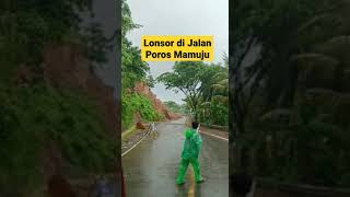 Detik-Detik Tanah Longsor Menutupi Jalan Poros Mamuju Sulbar