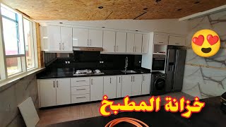 تثبيت خزانة المطبخ عن الحائط خشبية شكلها مذهل Installing a wooden kitchen cabinet on the wall