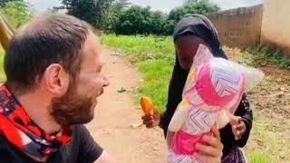 Niña huérfana recibe su primera muñeca y su reacción conmueve a las redes sociales