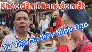 Phật Tử từ Hà Nội đến thăm Tu Viện Minh Đạo cô đầm đìa nước mắt tại cổng Tu Viện Sư thầy Minh Đạo