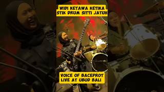 Widi VOB tertawa ketika melihat stik drum Sitti hampir jatuh 😅. Voice Of Baceprot Live At Ubud Bali