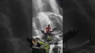 shiryu MEDITANDO BAJO LA CASCADA  #cliffjumping #nature  #aventurasmarinas #travel #walx99 #shorts