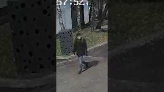 Псих в маске маньяка из"ПИЛЫ" ломает шлагбаумы в центре Москвы! #новости #москва #полиция #хамовники