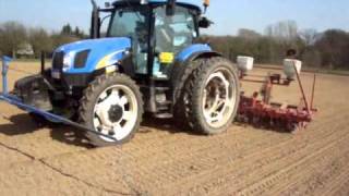 Landbouwhaspengouw- Missotten met New Holland T6020+Gilles chicorei zaaimachine