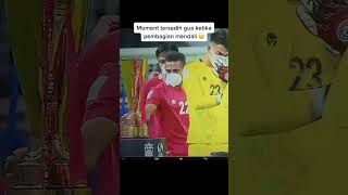 Momen tersedihh. pemain timnas hanya sentuh piala saat pengalungan medali..