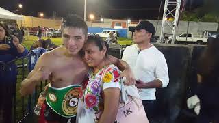 Miguel "Joyita" Herrera, felicitado por su madre tras coronarse campeón mosca de Norteamérica