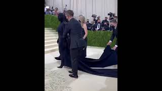 Ким Кардашьян вся в чёрном на Met Gala 2021