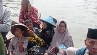 mbah Darno sama Mbah Suriyah ikut Ngantenan Unik Nyabrang ke lokasi pakai perahu..