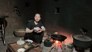 Cam Van cooks rice on a wood stove for the family, very delicious and warm in winter.