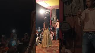 जान मारे कमर कर्धनिय💃। झकोरा मारे झुल्नी साड़ी लाहराय💍।। hote dance video😈🤪.