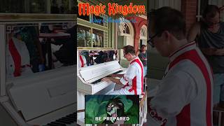 #beprepared ! #grayson joue le tube du #roilion au #piano à #magickingdom à #disneyworld ! #lionking