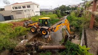 Retroescavadeira JCB 4CX limpando córrego(JCB 4CX backhoe loader cleaning stream)