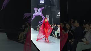 Hen trình diễn vedette đêm bế mạc Vietnam International Fashion Week 2024