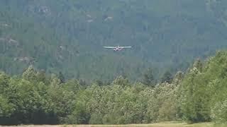 Cessna-172 Landing at CYSE (Squamish BC) in 2013  (ground view) - ihikebc.com