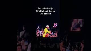 Arijit Singh angry at fan for pulling his hand in live concert #arijitsingh #angry #shorts #viral