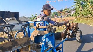 Sendirian aja cil...?? Traktor sawah garap lahan di komplek kandang ayam